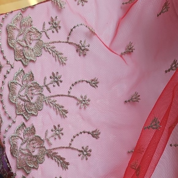 Elegant Red and Gold Lace Veil - Picture 4 of 5